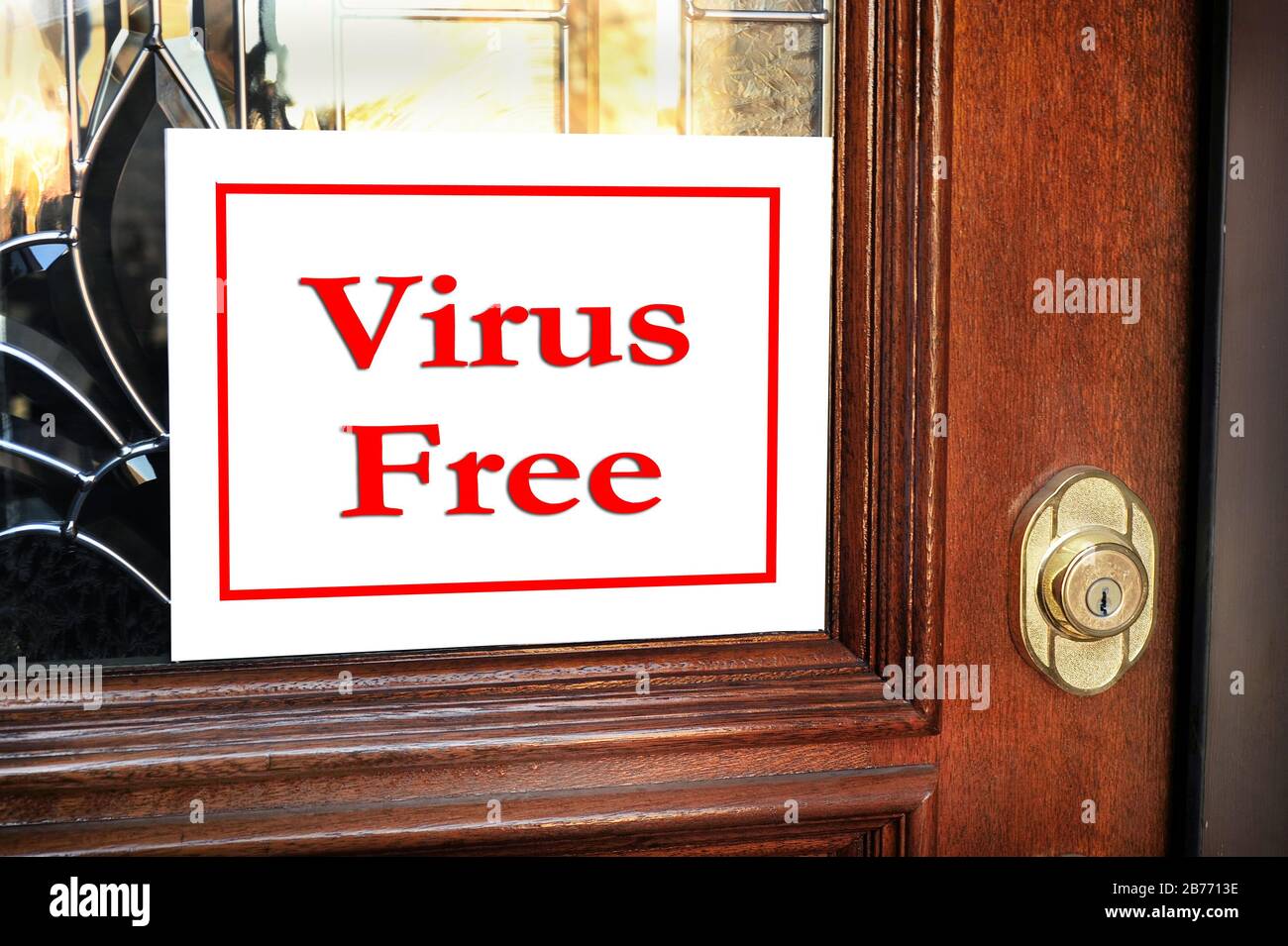 Maison sans virus avec une connexion sur la porte d'entrée. Banque D'Images