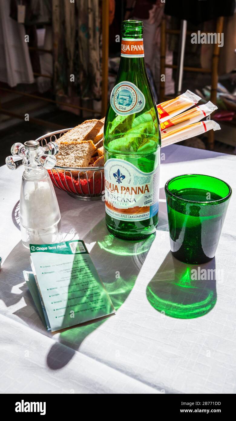 Toujours la vie du plan d'examen du déjeuner dans un café extérieur, Monterosso al Mare, Italie. Banque D'Images