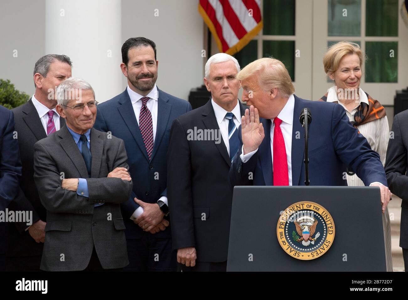 Washington DC, États-Unis. 13 mars 2020. Le président des États-Unis Donald J. Trump a chuté devant Anthony Fauci, directeur de l'Institut national des allergies et des maladies infectieuses, après qu'un journaliste ait mal prononcé son nom lors d'une conférence de presse à Rose Garden à la Maison Blanche à Washington, DC, États-Unis, le vendredi 13 mars 2020. Trump a annoncé qu'il allait déclarer une urgence nationale en réponse au Coronavirus. Crédit: Stefani Reynolds/CNP /MediaPunch crédit: MediaPunch Inc/Alay Live News Banque D'Images