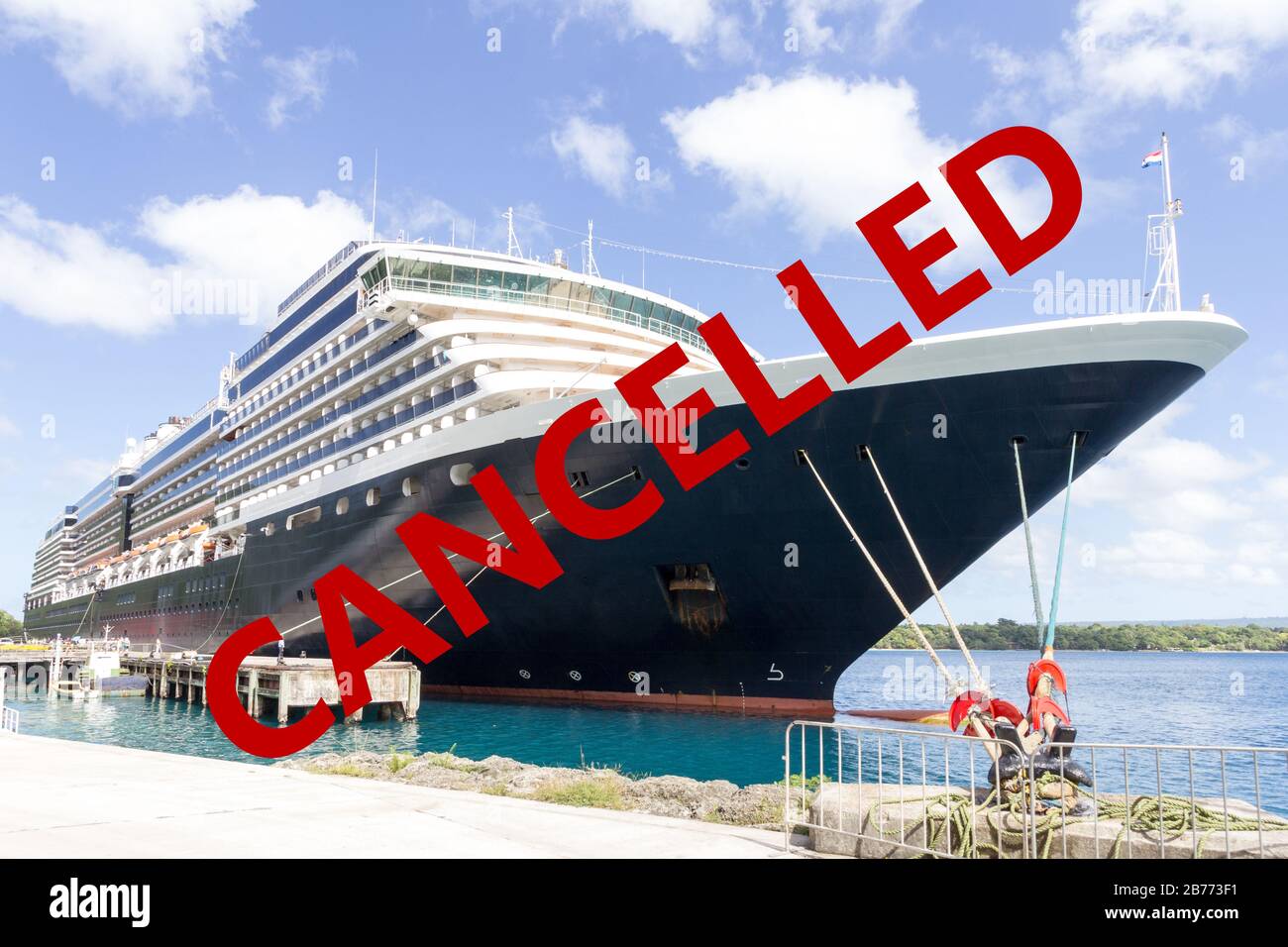 Un navire de croisière amarré dans le port se superpose avec un panneau stop indiquant appelé en raison du virus corona ou de la pandémie de covid-19 Banque D'Images