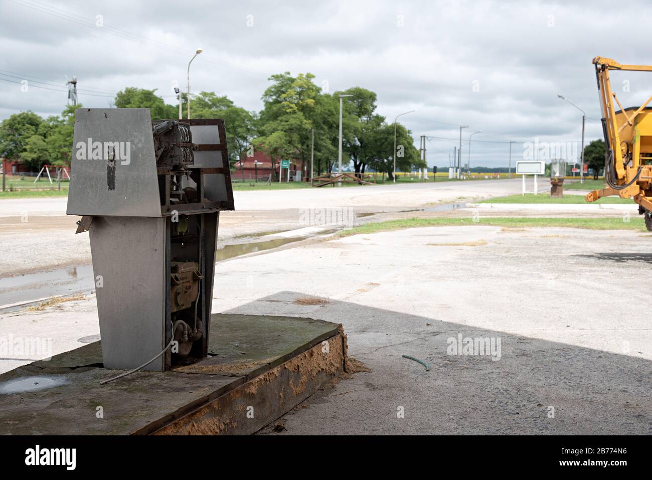 Ancienne station de gaz sale, rouillée, vieille et abandonnée distributeur de gaz avec un paysage d'une ville de la mort. La fin de l'énergie fossile Banque D'Images