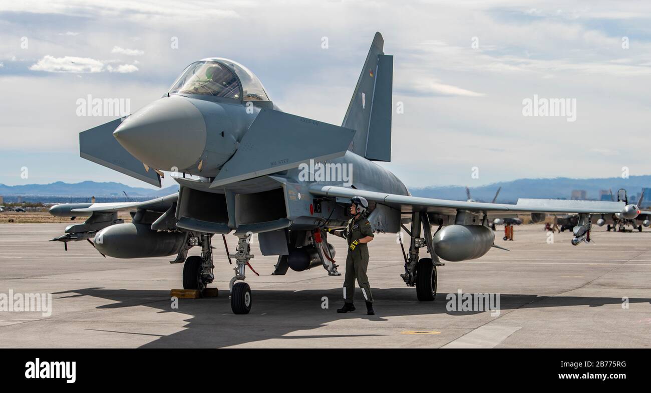 Un membre de l'équipage d'entretien Eurofighter affecté à l'aile tactique de l'air 33 de la base aérienne de Büchel effectue des contrôles avant vol sur un avion typhon Eurofighter pendant le drapeau rouge 20-2 à la base aérienne de Nellis, Nevada, le 9 mars 2020. Les exercices Red Flag sont effectués sur le Nevada Test and Training Range, qui abrite 12 000 miles carrés d'espace aérien et 2,9 millions d'acres de terre. (ÉTATS-UNIS Photo de la Force aérienne par Airman 1ère classe Dwane R. Young) Banque D'Images