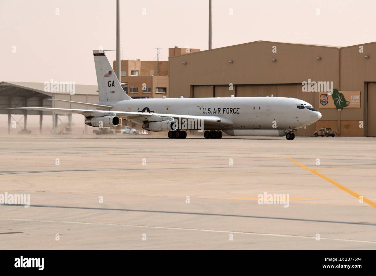 Un système de radar d'Attaque cible de surveillance conjointe (JSTARS) de la Force aérienne américaine E-8 C est taxé sur la base aérienne de Prince Sultan, Royaume d'Arabie saoudite, le 8 mars 2020. Les JSTARs ont été déployés en avant à la SAEA à partir de la base aérienne Al Udeid, au Qatar, dans le cadre d’une mission de combat agile destinée à tester la capacité de l’escadron à effectuer des missions dans la région à partir d’un endroit austère. (ÉTATS-UNIS Photo de la Force aérienne par le Sergent Tech. Michael Charles) Banque D'Images
