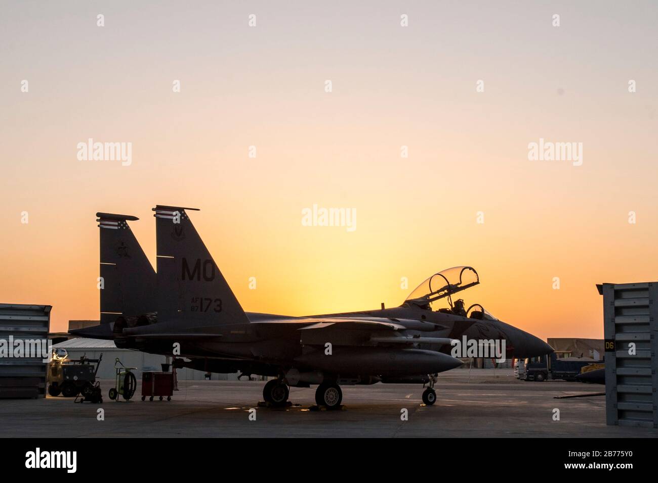 Un F-15E Strike Eagle, affecté à la 332ème Escadre expéditionnaire aérienne, est situé sur la rampe après le vol le 9 mars 2020, à un endroit non divulgué en Asie du Sud-Ouest. La F-15 E est un chasseur tactique extrêmement maniable conçu pour permettre à l'Armée de l'air d'établir une supériorité aérienne sur le champ de bataille. (ÉTATS-UNIS Photo de la Force aérienne par le Sgt principal. Ralph Branson) Banque D'Images