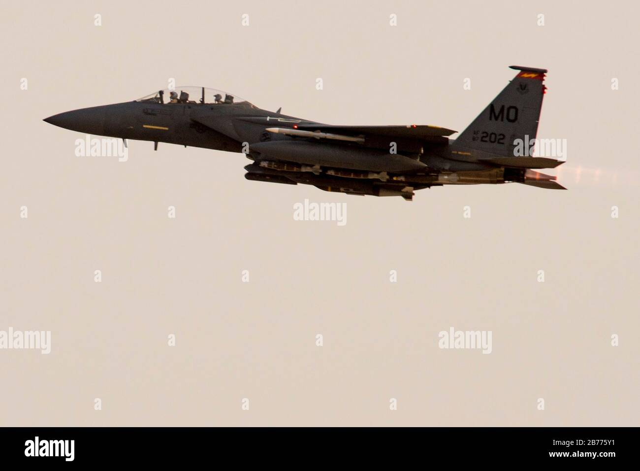 Un F-15-E Strike Eagle, affecté à la 332ème Escadre expéditionnaire aérienne, prend le 9 mars 2020 à un endroit non divulgué en Asie du Sud-Ouest. La F-15 E est un chasseur tactique extrêmement maniable conçu pour permettre à l'Armée de l'air d'établir une supériorité aérienne sur le champ de bataille. (ÉTATS-UNIS Photo de la Force aérienne par le Sgt principal. Ralph Branson) Banque D'Images