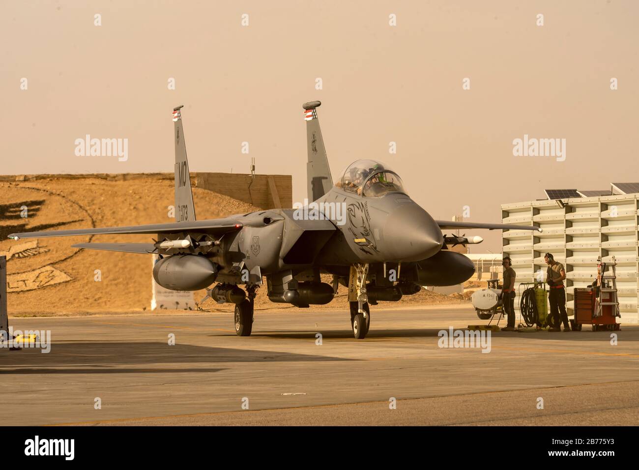 Un F-15E Strike Eagle, affecté à la 332ème Escadre expéditionnaire aérienne, taxi après le vol le 9 mars 2020, à un endroit non divulgué en Asie du Sud-Ouest. La F-15 E est un chasseur tactique extrêmement maniable conçu pour permettre à l'Armée de l'air d'établir une supériorité aérienne sur le champ de bataille. (ÉTATS-UNIS Photo de la Force aérienne par le Sgt principal. Ralph Branson) Banque D'Images