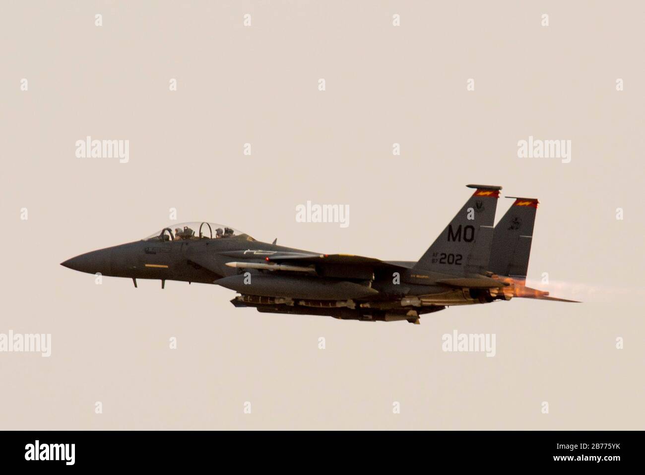 Un F-15-E Strike Eagle, affecté à la 332ème Escadre expéditionnaire aérienne, prend le 9 mars 2020 à un endroit non divulgué en Asie du Sud-Ouest. La F-15 E est un chasseur tactique extrêmement maniable conçu pour permettre à l'Armée de l'air d'établir une supériorité aérienne sur le champ de bataille. (ÉTATS-UNIS Photo de la Force aérienne par le Sgt principal. Ralph Branson) Banque D'Images