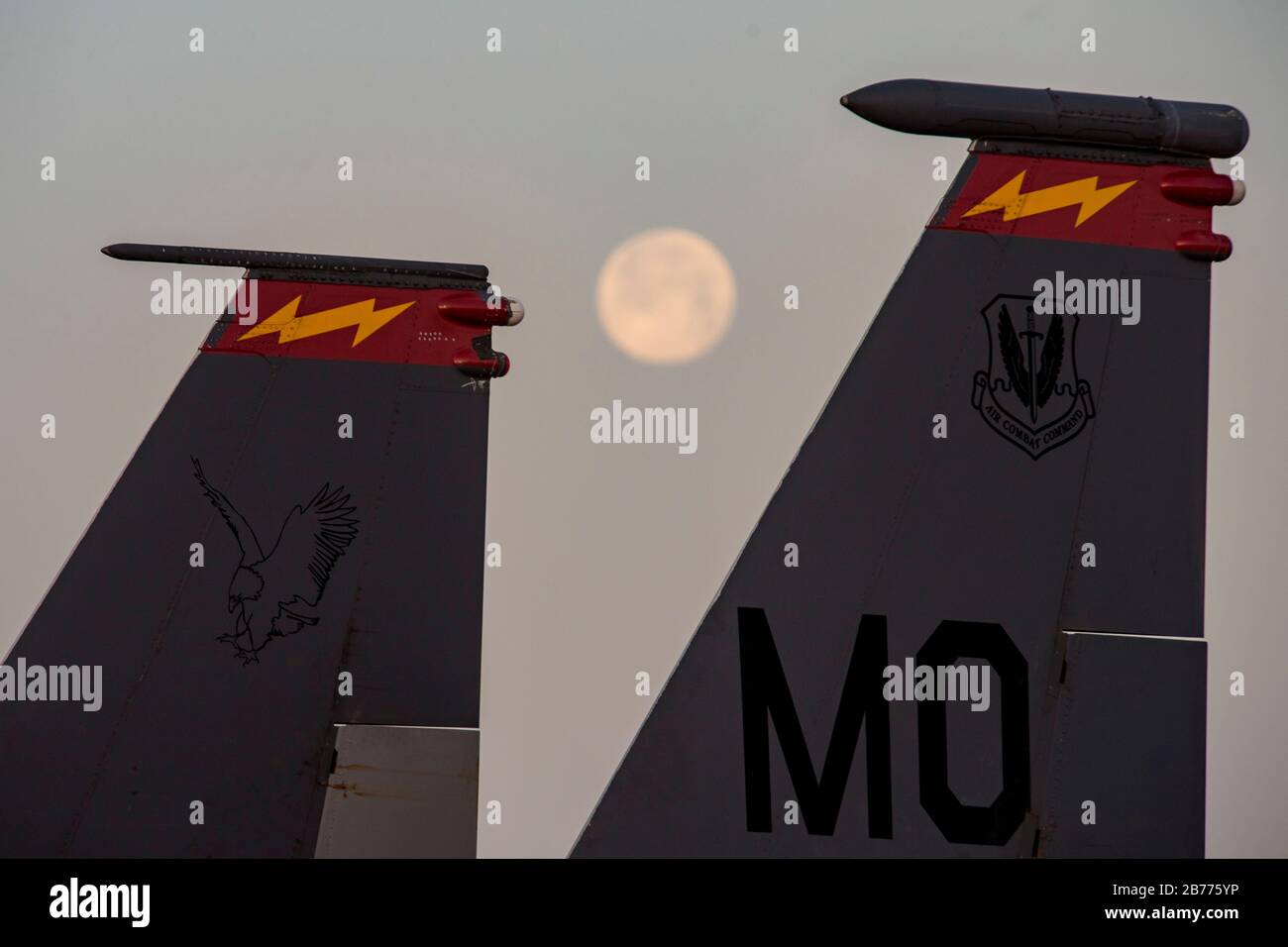 Un F-15E Strike Eagle, affecté à la 332ème aile expéditionnaire aérienne, est situé sur la ligne de vol à la lumière de la première super lune de l'année le 9 mars 2020, à un endroit non divulgué en Asie du Sud-Ouest. La F-15 E est un chasseur tactique extrêmement maniable conçu pour permettre à l'Armée de l'air d'établir une supériorité aérienne sur le champ de bataille. (ÉTATS-UNIS Photo de la Force aérienne par le Sgt principal. Ralph Branson) Banque D'Images