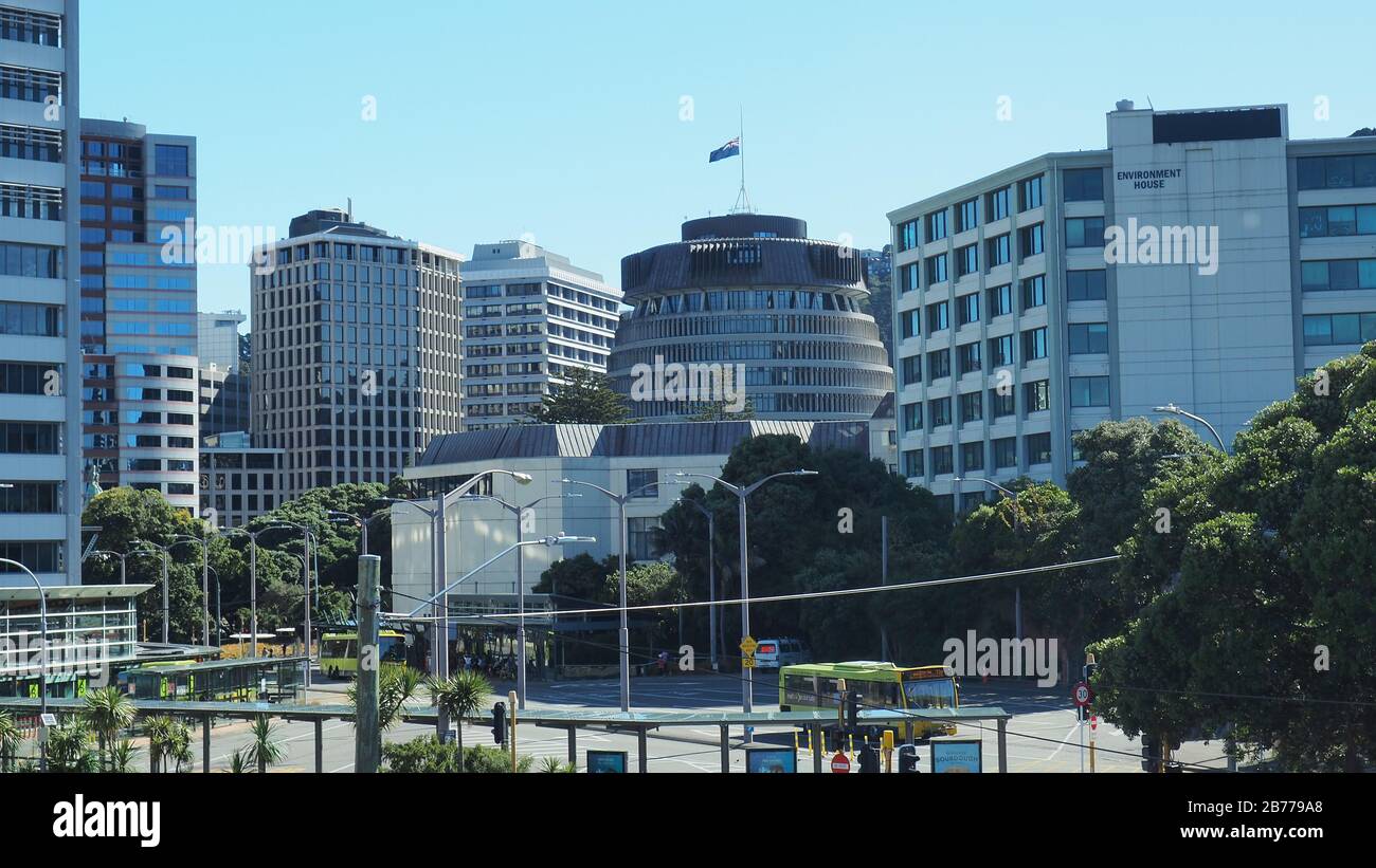 Le Beehive, le parlement néo-zélandais de Wellington, fait voler le drapeau en demi-mât à l'occasion du premier anniversaire de la fusillade de la mosquée de Christchurch en 2019. Banque D'Images