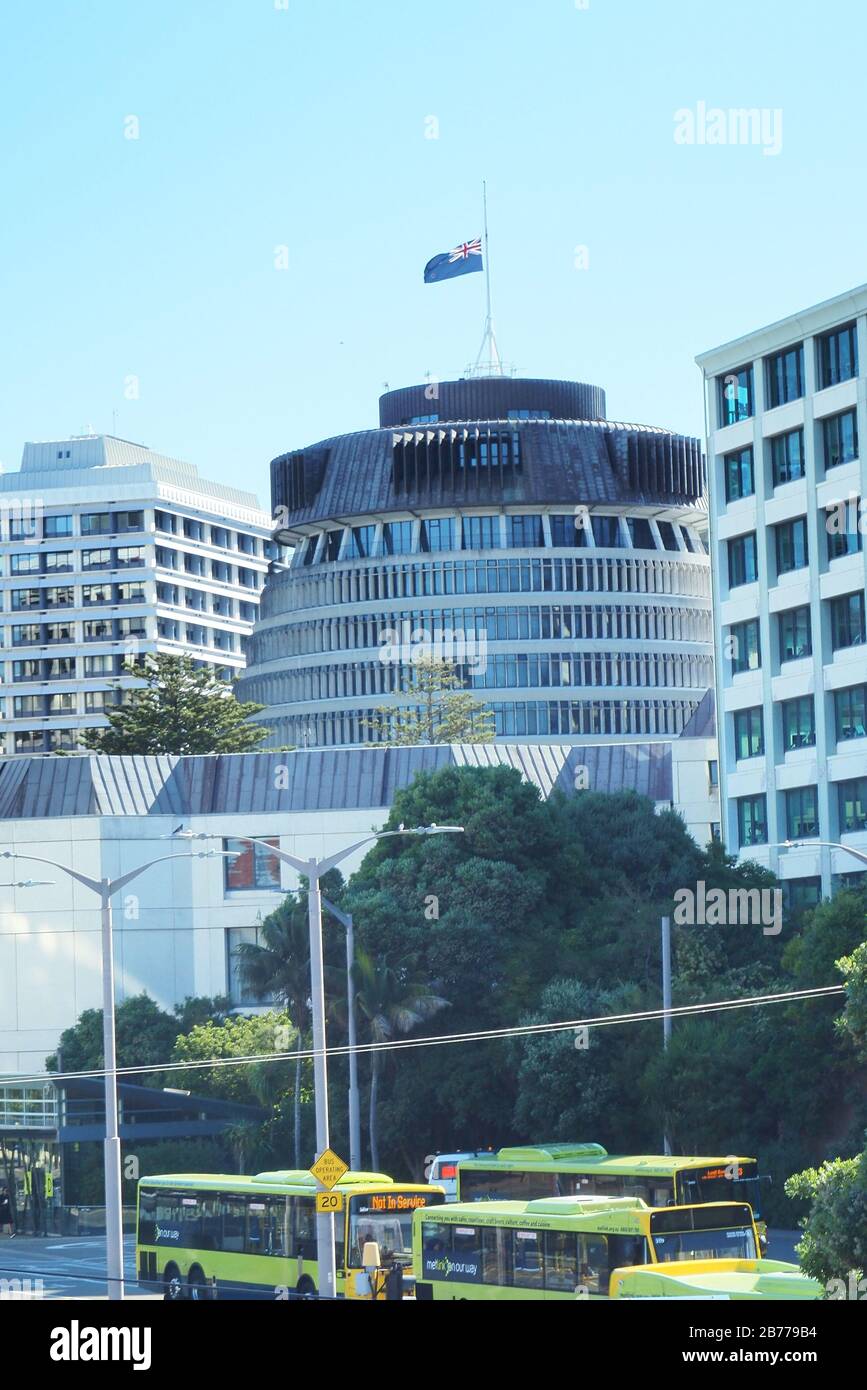 Le Beehive, le parlement néo-zélandais de Wellington, fait voler le drapeau en demi-mât à l'occasion du premier anniversaire de la fusillade de la mosquée de Christchurch en 2019. Banque D'Images
