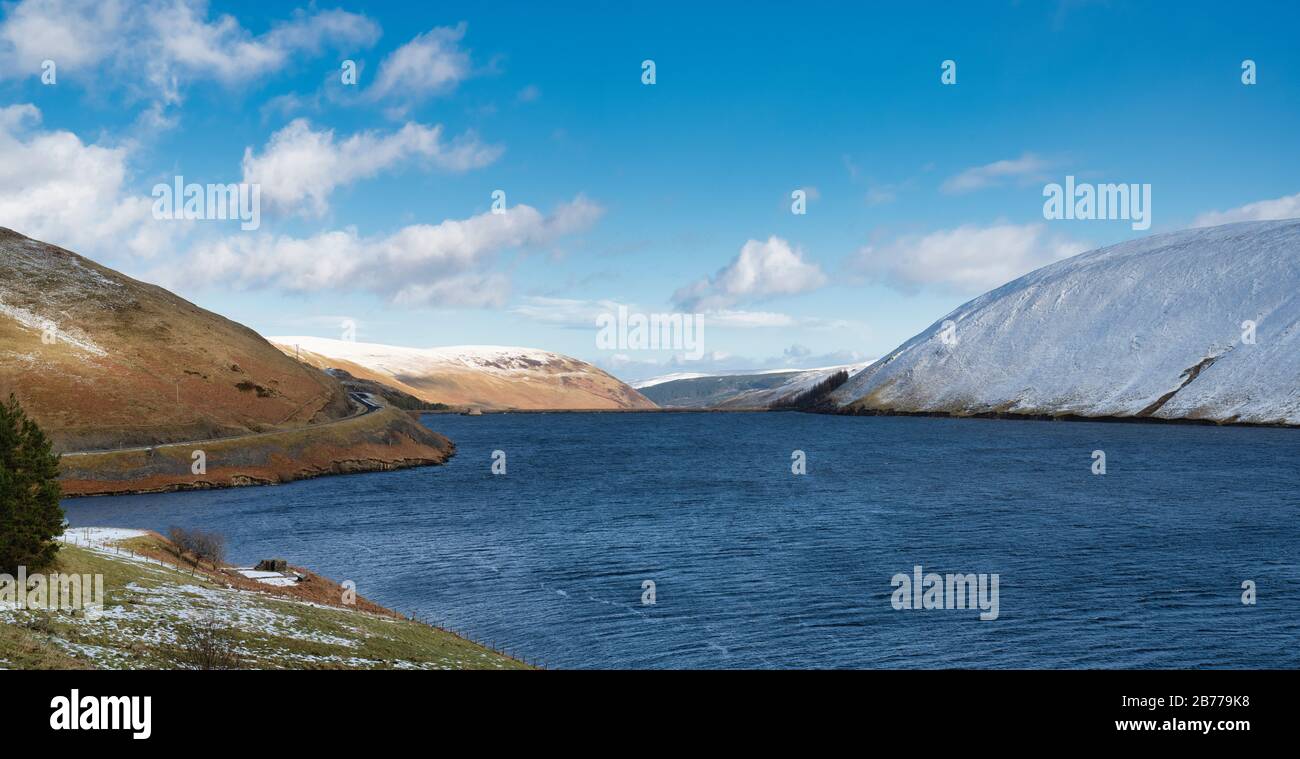 Réservoir Megget et montagnes en hiver. Vallée de Megget. Frontières écossaises. Ecosse Banque D'Images