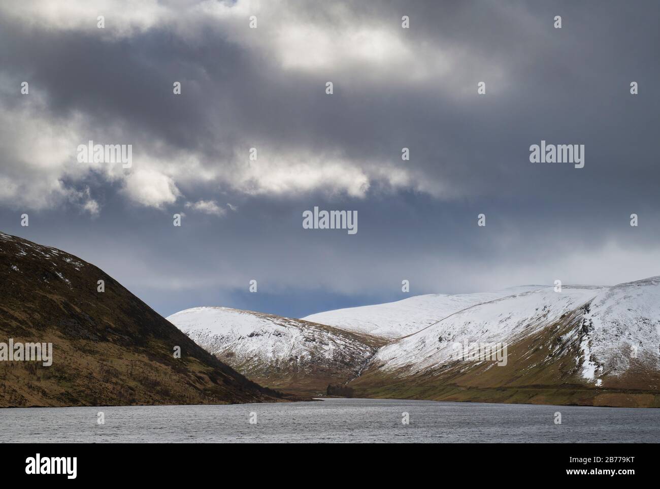 Nuages de tempête sur le réservoir Megget et les montagnes en hiver. Vallée de Megget. Frontières écossaises. Ecosse Banque D'Images