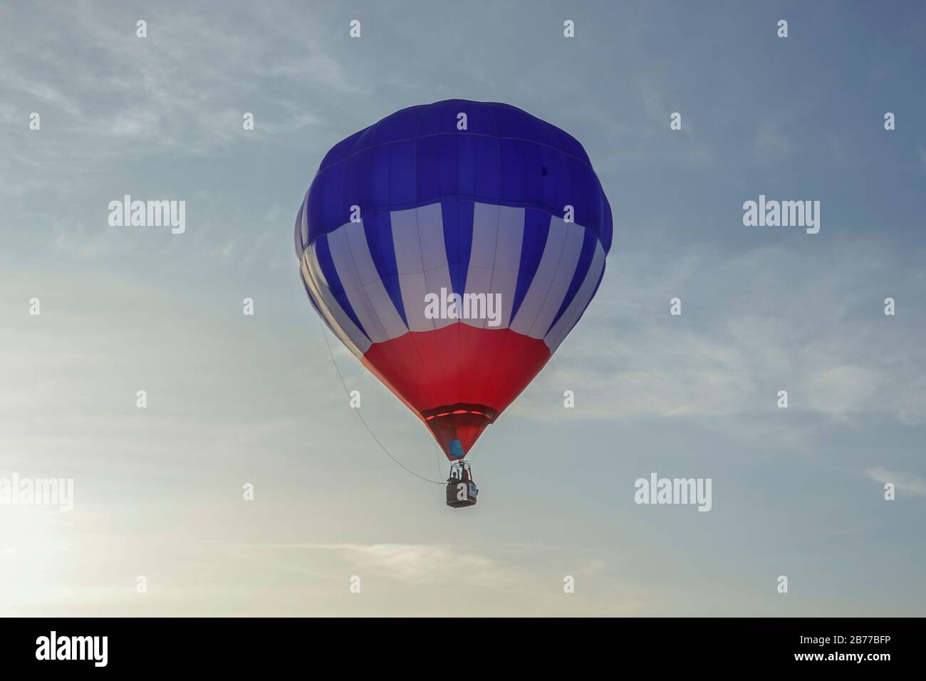 Un festival de montgolfière comprend des parapentes, des ballons à air chaud et d'autres formes de transports aériens. Le lancement du ballon à air chaud étant l'événement principal. Banque D'Images