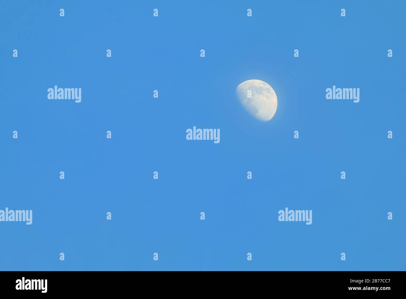 Lune sur ciel bleu jour, lune au ciel, la lune en soirée Banque D'Images