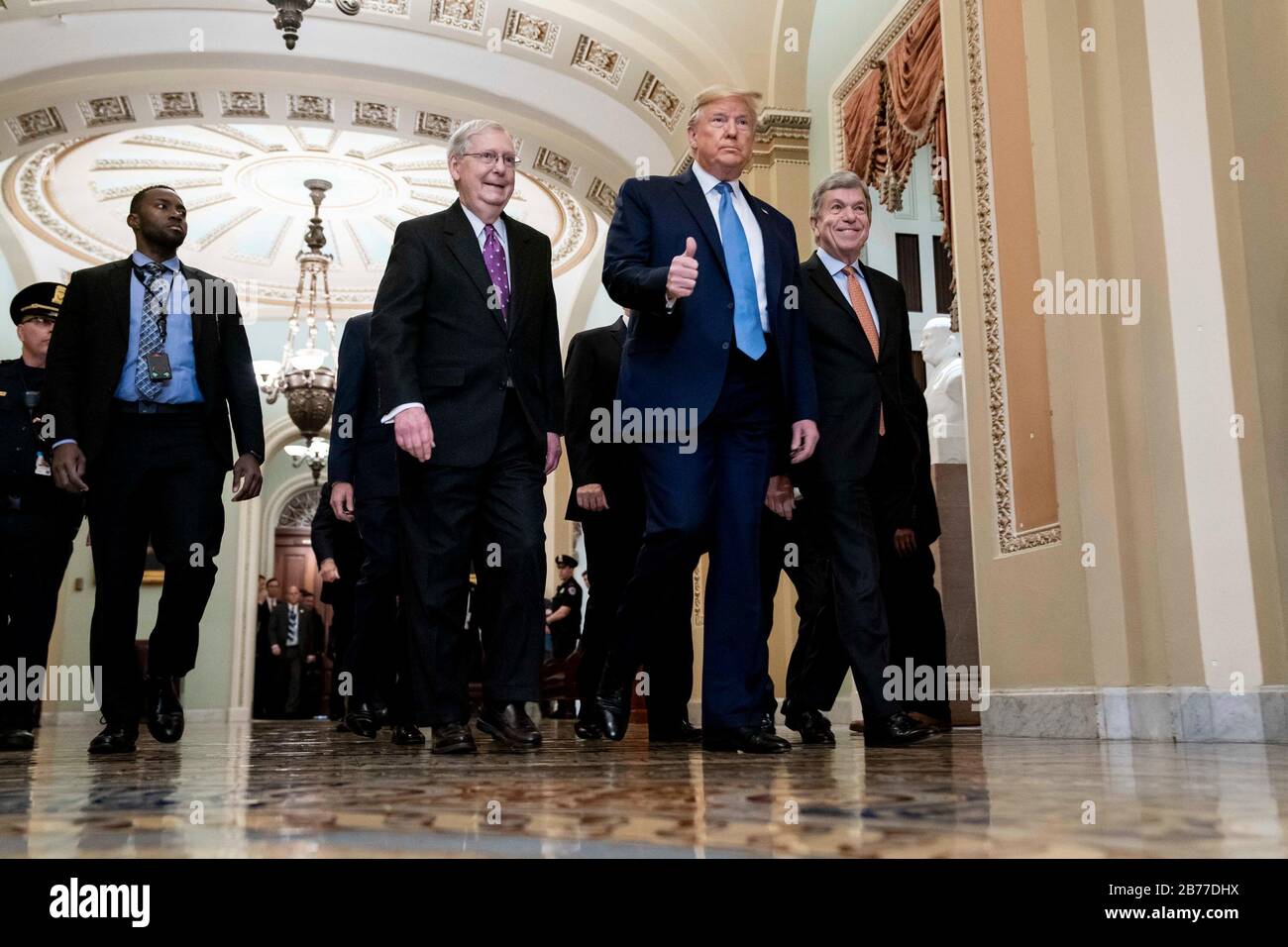 Washington, États-Unis D'Amérique. 10 mars 2020. Le président Donald J. Trump et le vice-président Mike Pence marchent avec le leader De La Majorité au Sénat Mitch McConnell, R-Ky., et le sénateur Roy Blunt, R-Mo., le mardi 10 mars 2020, après être arrivé au Capitole des États-Unis pour un déjeuner de politique républicain au Sénat : le président Donald Trump, Mitch McConnell crédit : Tempêtes Media Group/Alay Live News Banque D'Images