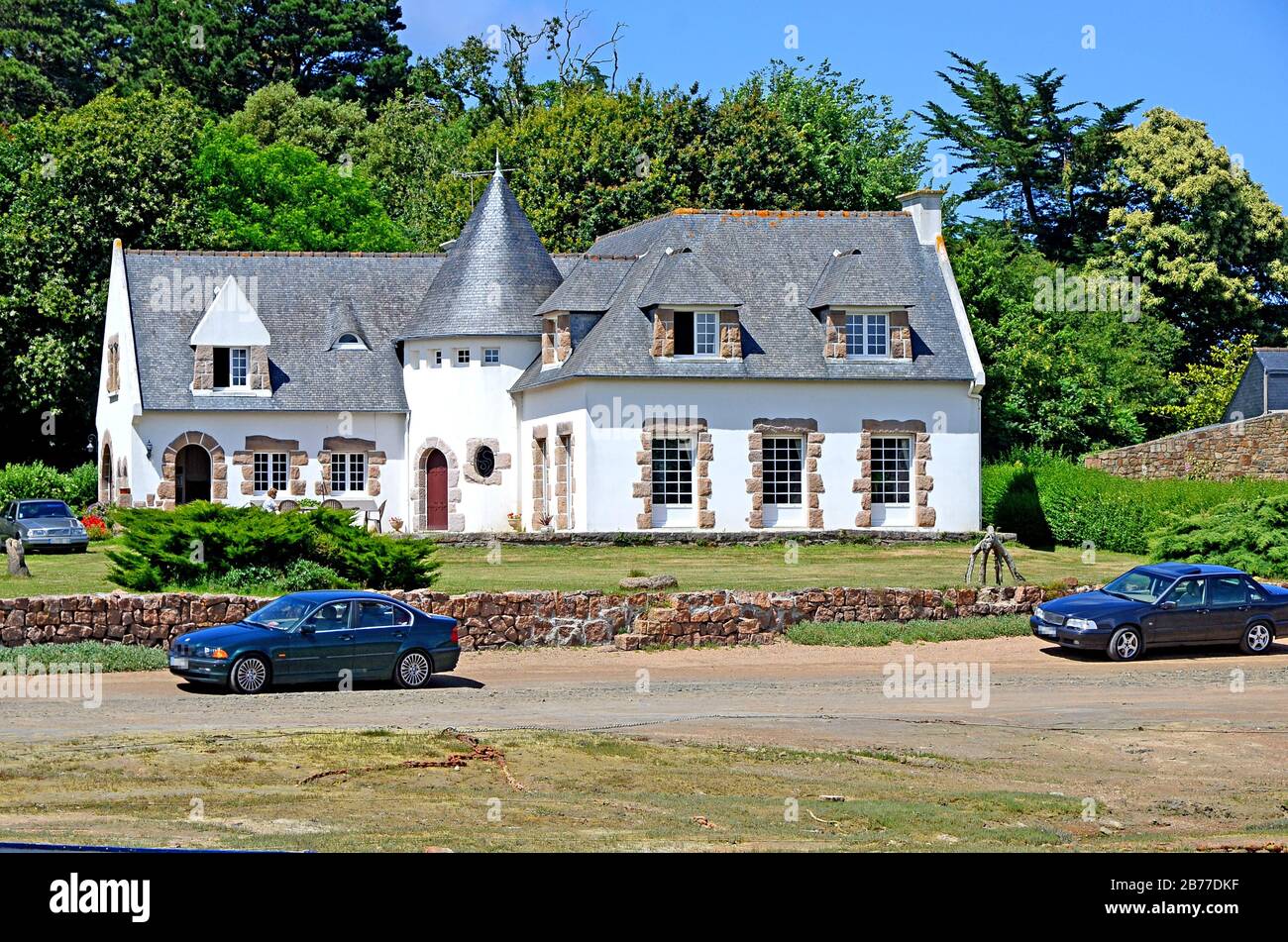 Grand château comme maison typique avec une petite tour en Bretagne, France. Motif breton Banque D'Images