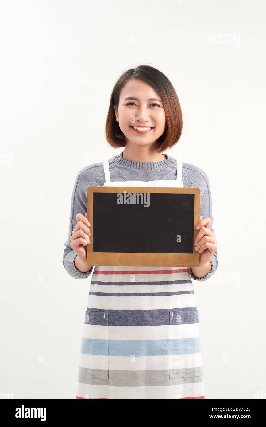 Heureux propriétaire de petite entreprise prêt à ouvrir son café pour la première fois. holding white board Banque D'Images