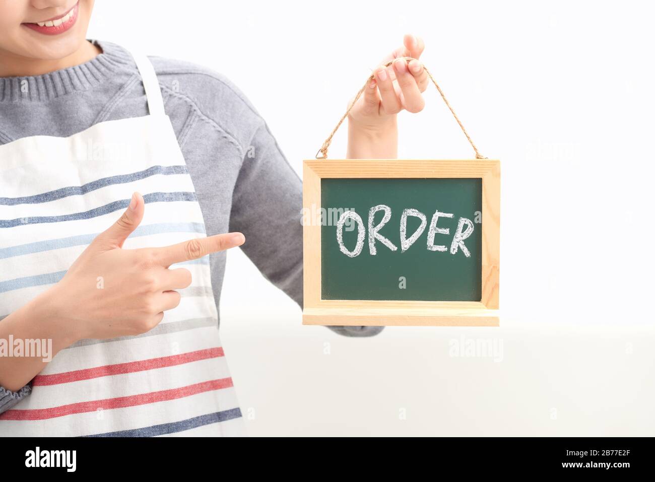 Portrait de la serveuse montrant le tableau de surveillance avec le panneau de commande en blanc Banque D'Images