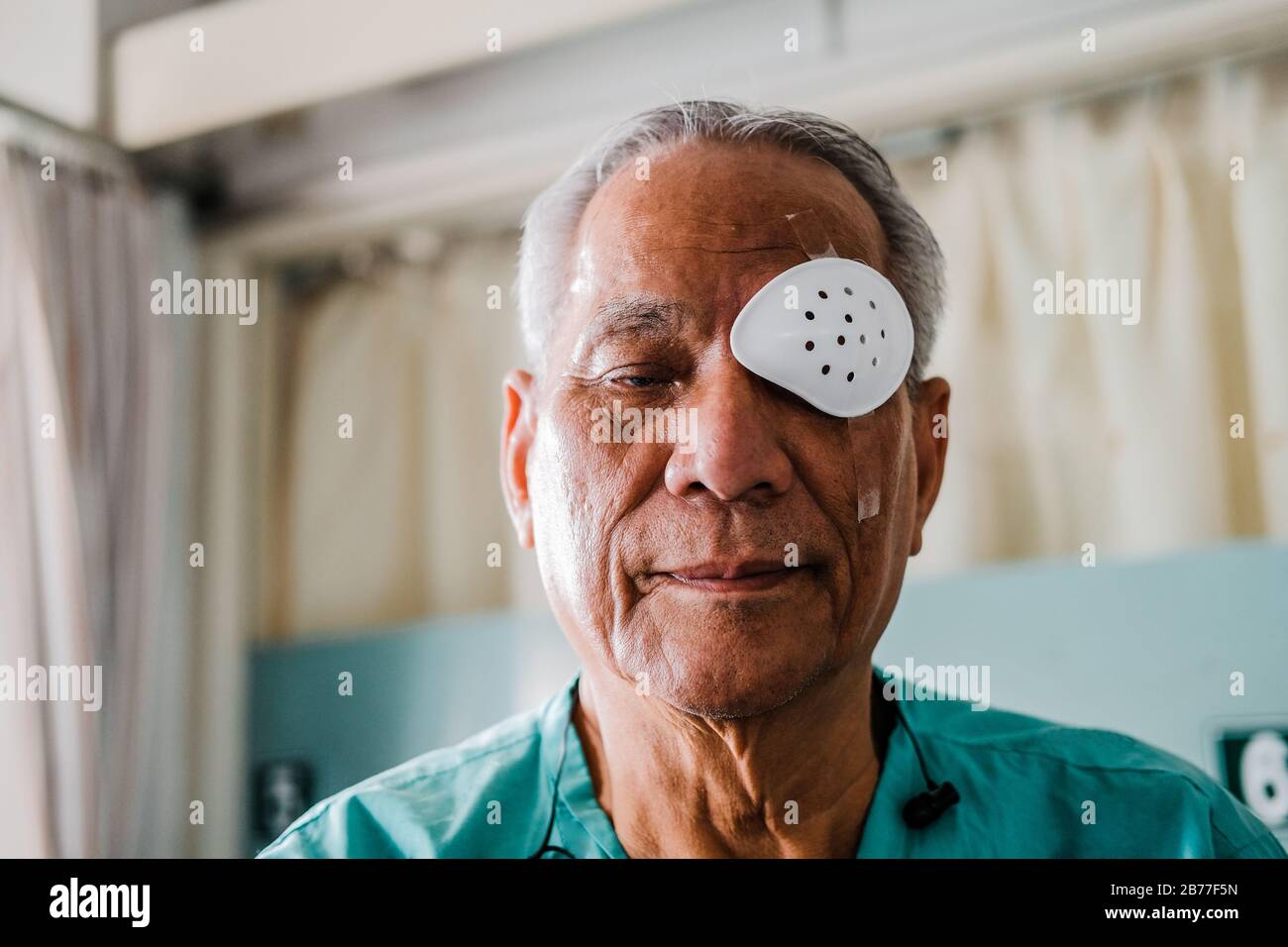patient couvrant les yeux avec protection et plâtre médical après les yeux chirurgie de la cataracte à l'hôpital Banque D'Images
