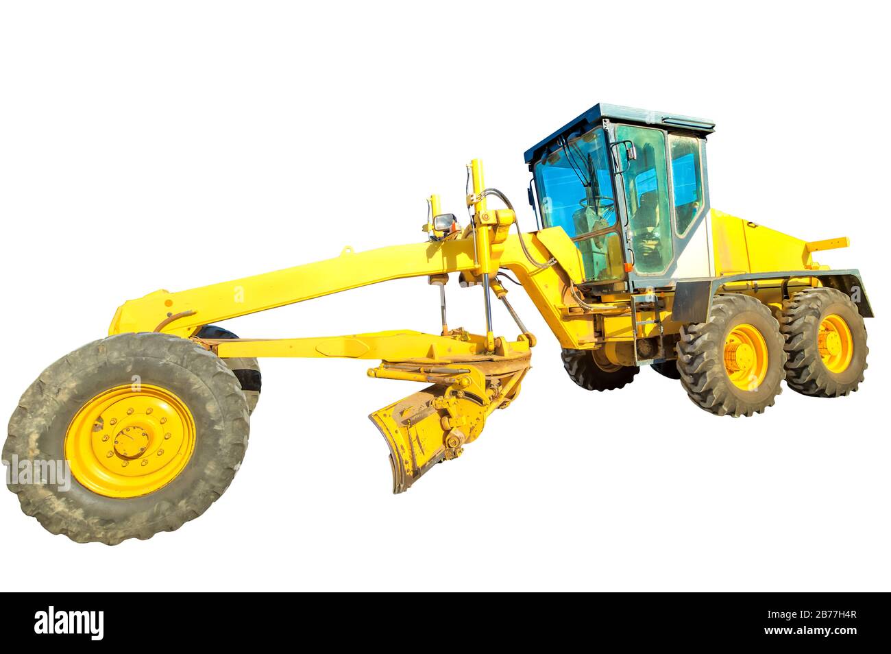 Large cornière de bulldozer jaune sur les roues qui pontent du béton bitumineux. Isolé sur fond blanc avec espace de copie. Travaux en cours, industriels Banque D'Images