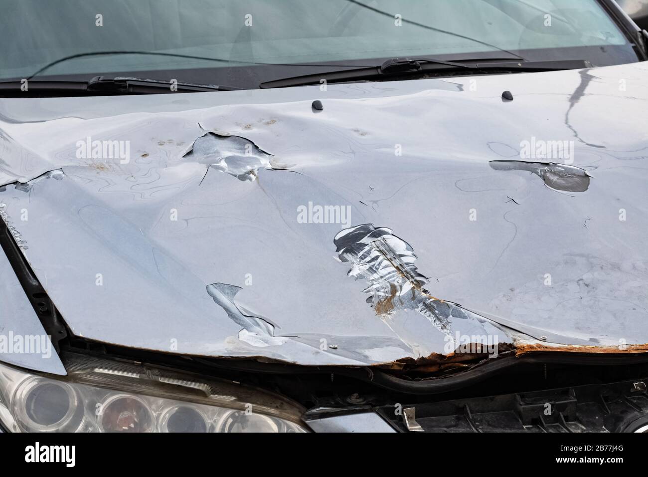 Capot cassé d'une voiture grise se rapproche Photo Stock - Alamy