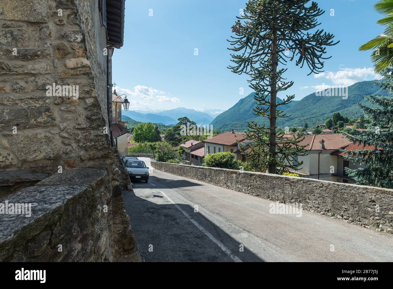 Valcuvia vers le lac majeur et les Alpes, Italie, du village d'Azzio Banque D'Images