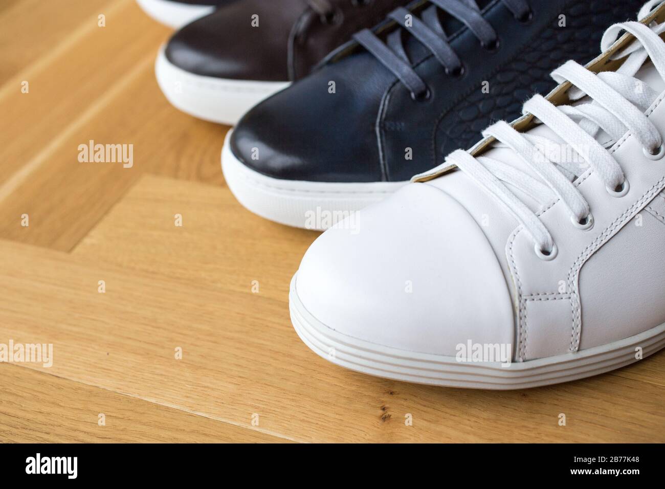 chaussures élégantes pour homme. mode homme toujours la vie. chaussures,  baskets, différentes sur fond en bois Photo Stock - Alamy