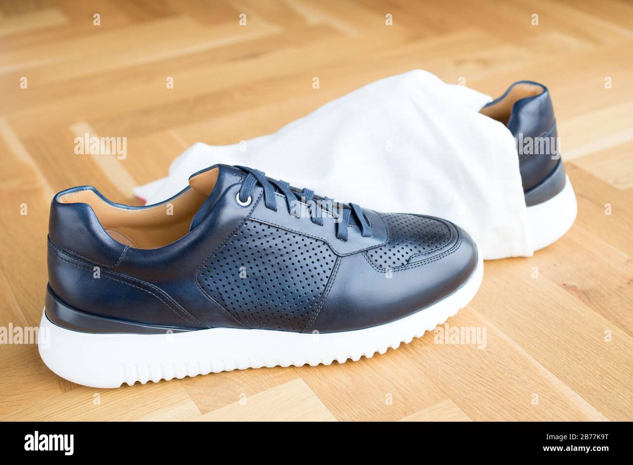 chaussures tendance en cuir bleu pour homme avec sac à chaussures, stock, chaussures de luxe pour homme Banque D'Images