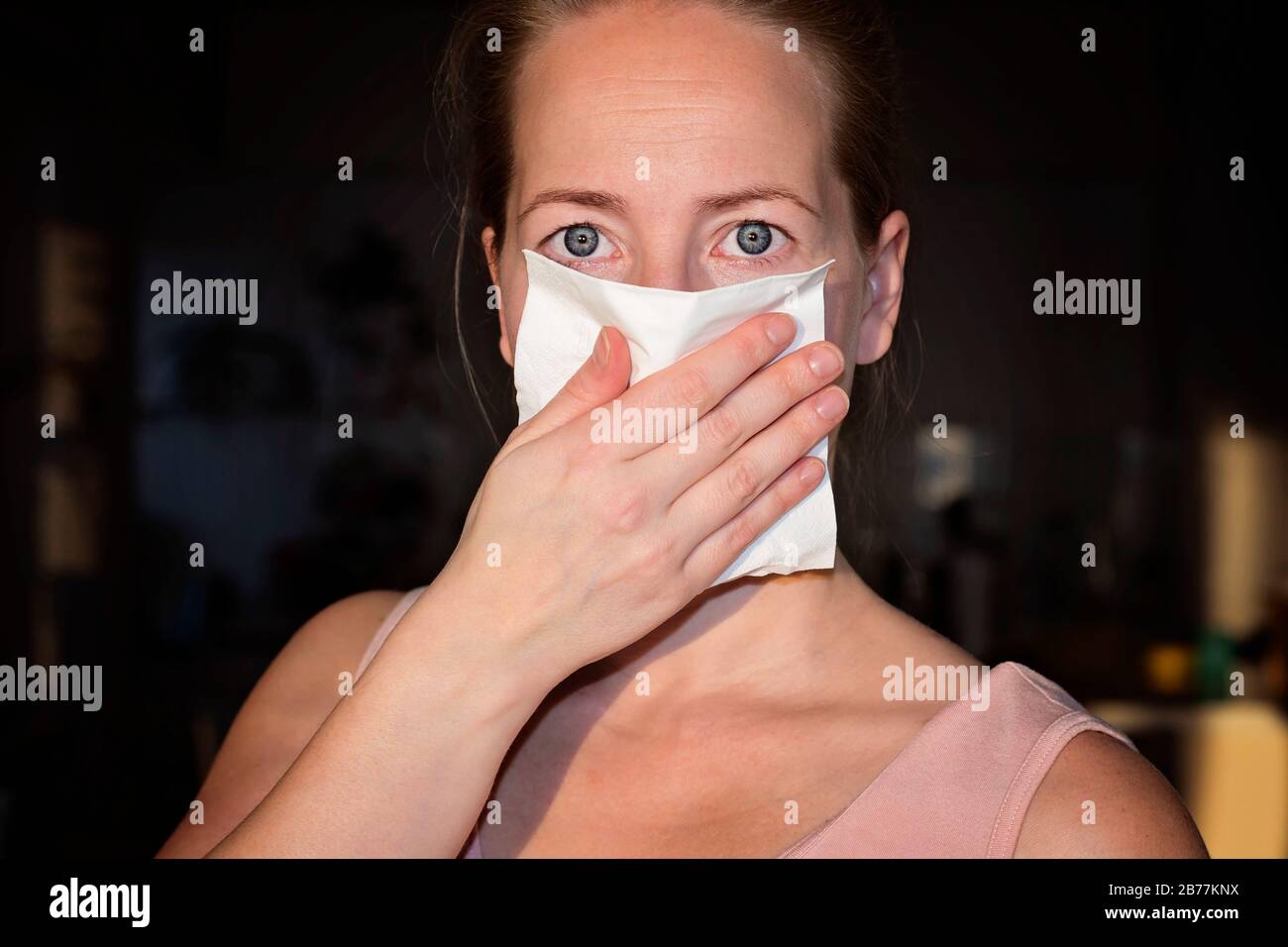 Protéger contre le Coronavirus. Une femme scandinave qui protège sa bouche pour arrêter l'éclosion du virus corona. Le virus Corona et les symptômes du virus épidémique de Wuhan Banque D'Images