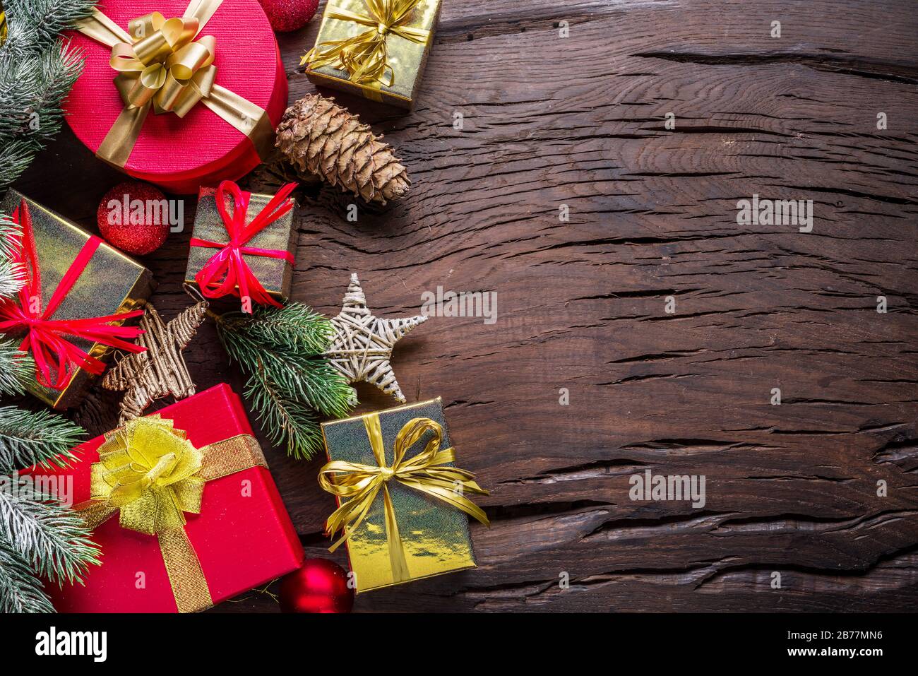 Décoration de Noël, boîtes cadeaux sur une vieille table en bois. Noël ou nouvel an de vacances de fond montre la magie des vacances de Noël. Vue de dessus. Banque D'Images