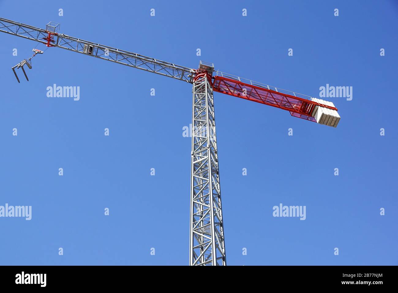 Partie d'une grue de tour de construction contre le ciel bleu, l'espace de copie Banque D'Images