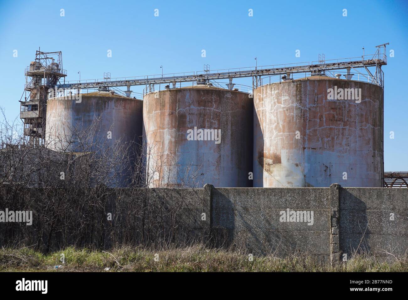 vieux silo de ciment abandonné avec fond bleu ciel Banque D'Images