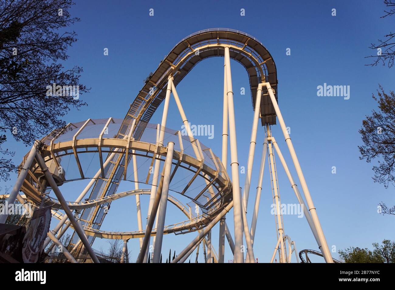 détail de la piste de montagnes russes incurvées au coucher du soleil Banque D'Images