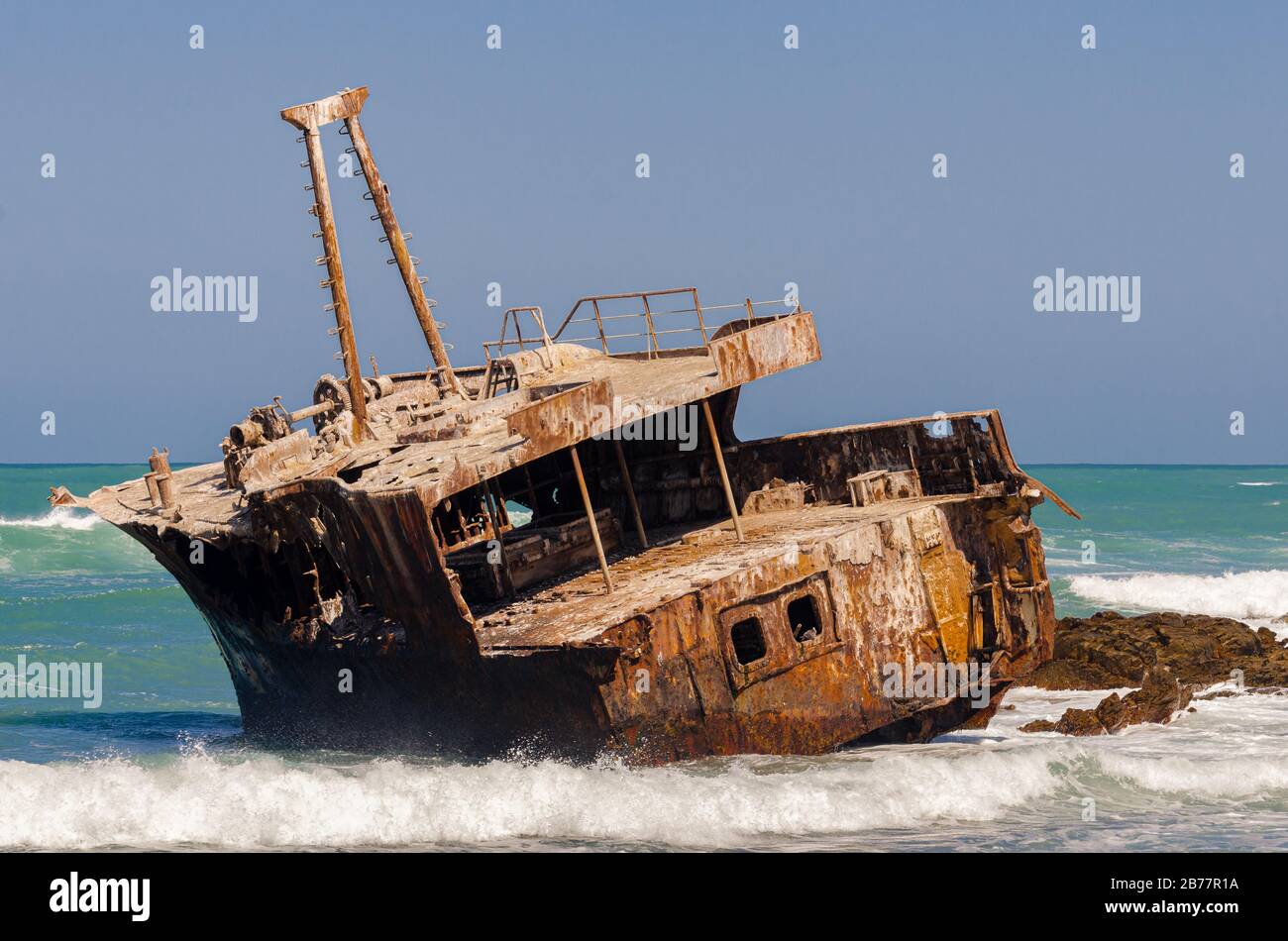 Meisho Maru No 38 bateau de pêche japonais naufragé sur la côte rocheuse de l'agulhas où les océans Pacifique et Atlantique rencontrent l'Afrique du Sud Banque D'Images