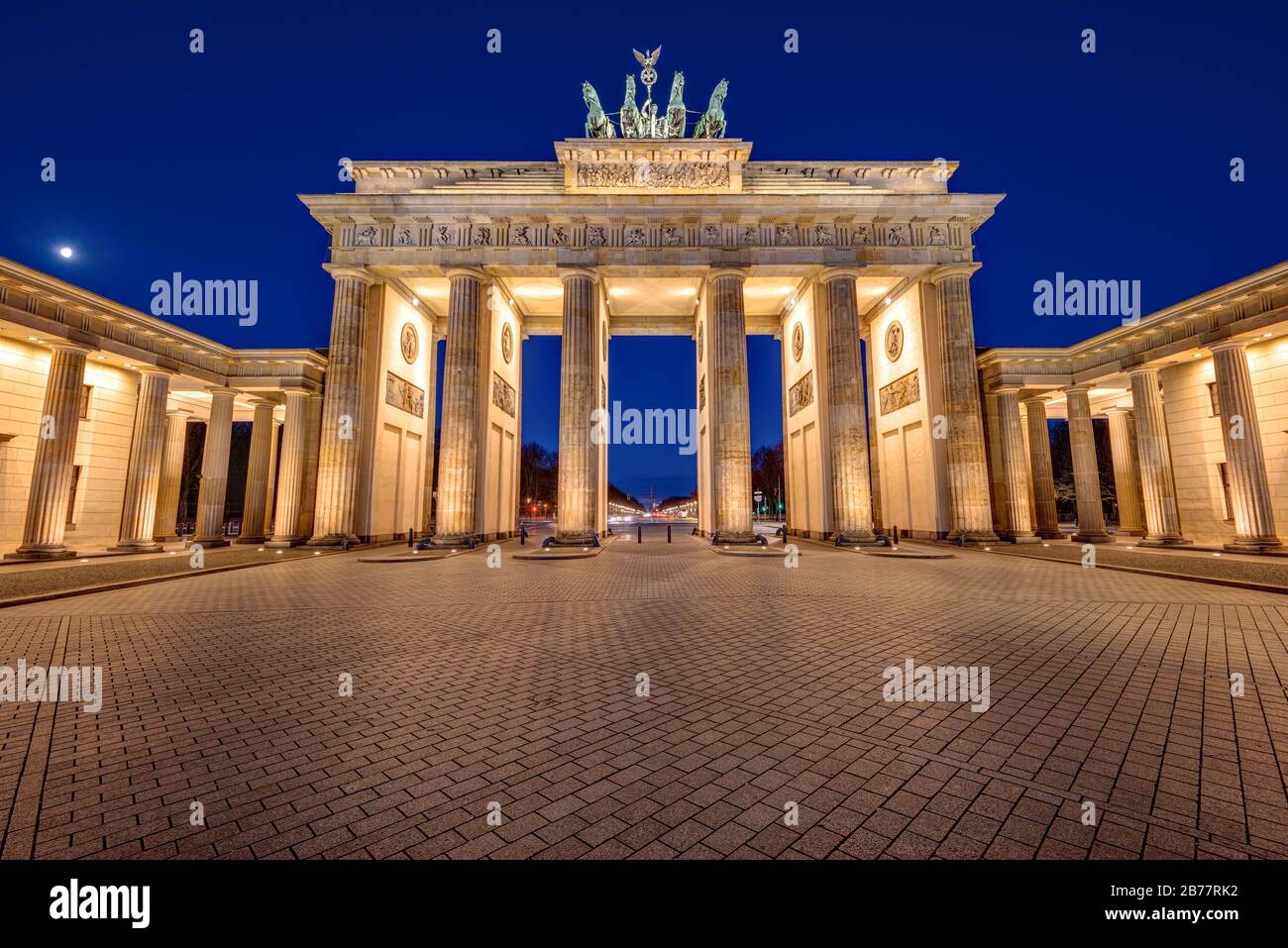 La célèbre porte de Brandebourg à Berlin dans la nuit Banque D'Images