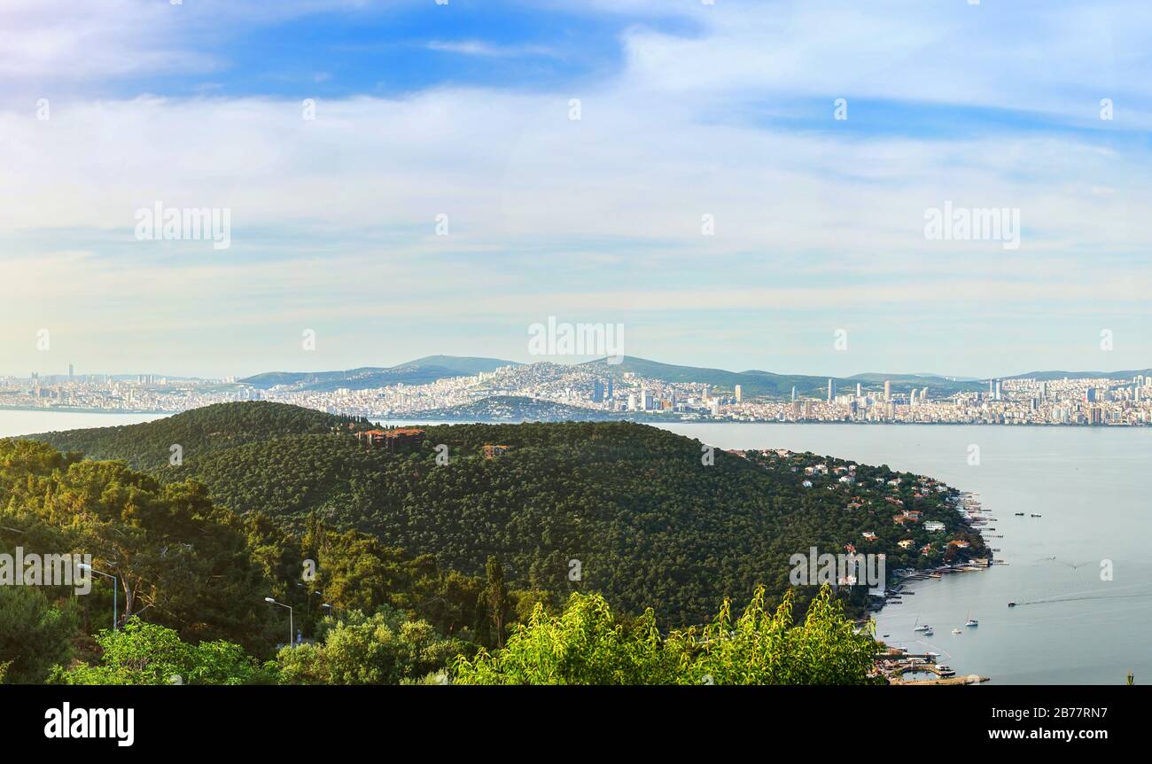 Vue sur l'île de Buyukada avec le paysage urbain d'istanbul depuis le sommet de la colline. Buyukada est la plus grande des îles Princes d'istanbul, en Turquie. Banque D'Images