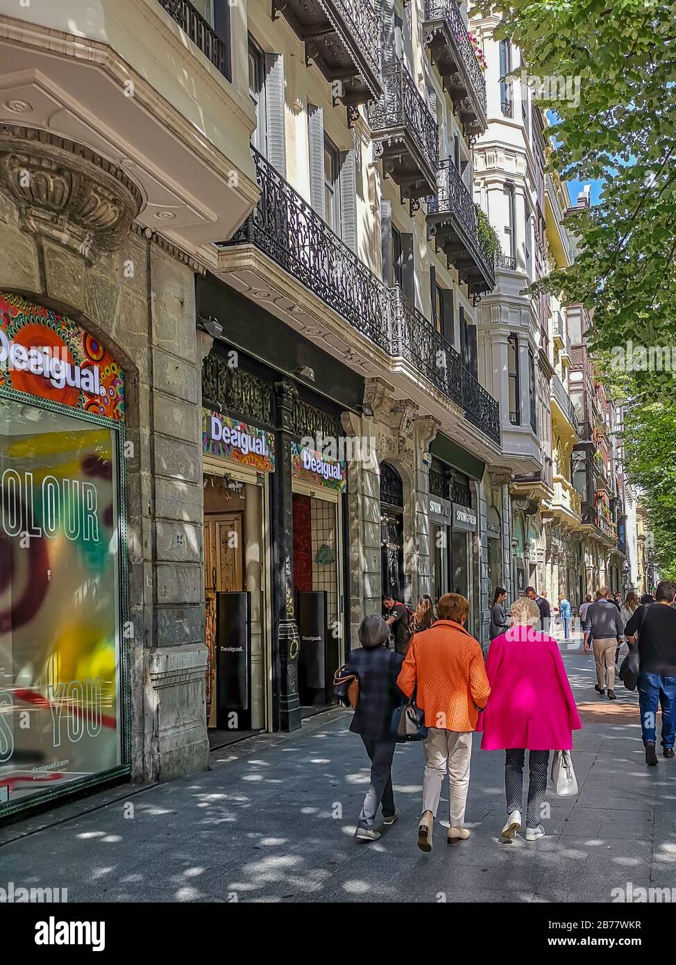 Bilbao, Biskaia, Espagne - 22 mai 2019 : piétons en tournée shopping devant  la boutique de mode Desigual Photo Stock - Alamy