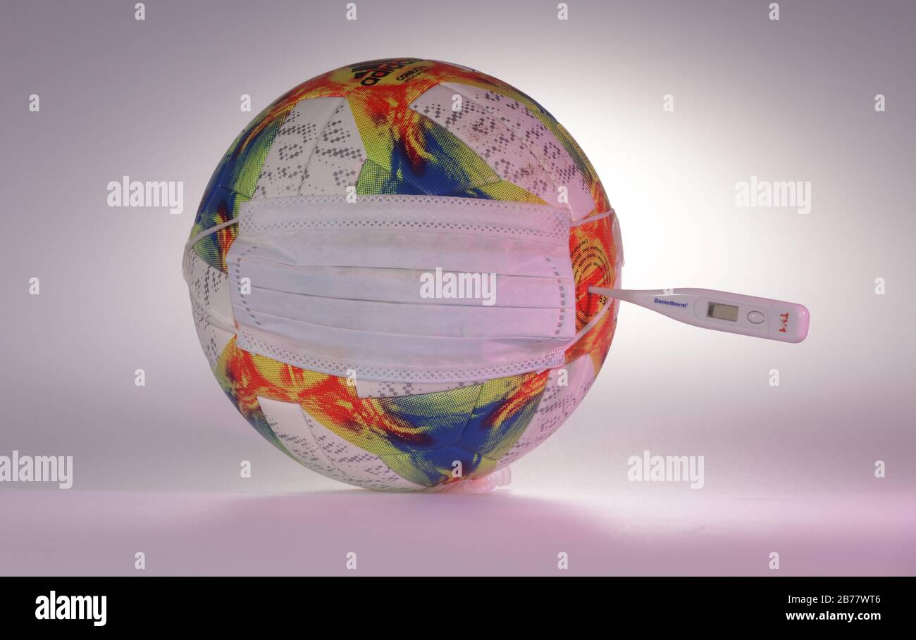 Firo: 12.03.2020 Fuvuball, 2020 Le Virus Corona Paralyse Tout Le Sport.  Ballon De Jeu Avec Thermomètre Clinique, Protection De La Bouche, Symbole  De La Crise Dans Le Sport Et La Société. Covid