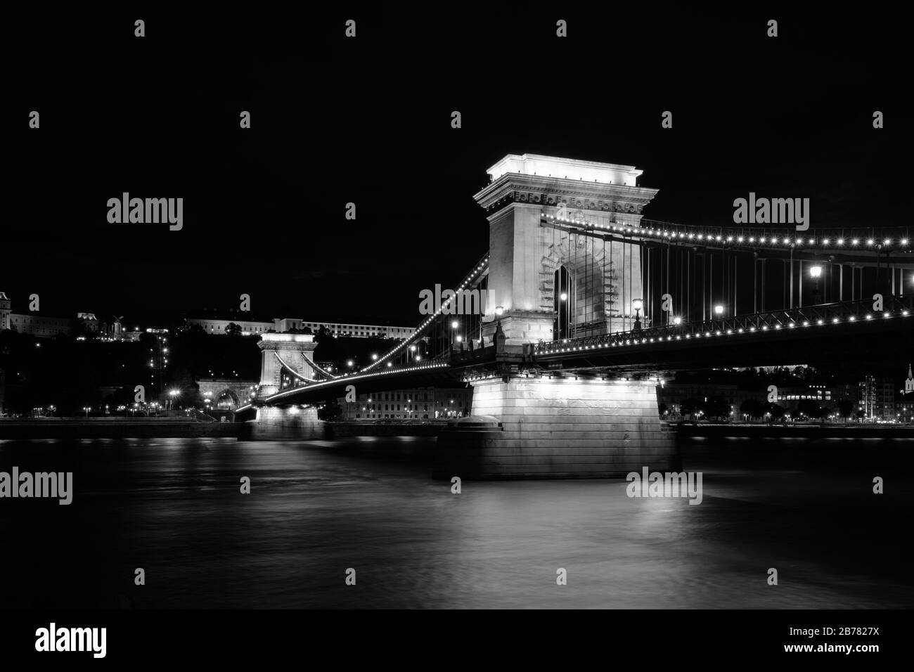 Image noir et blanc du pont de la chaîne de Budapest Banque D'Images