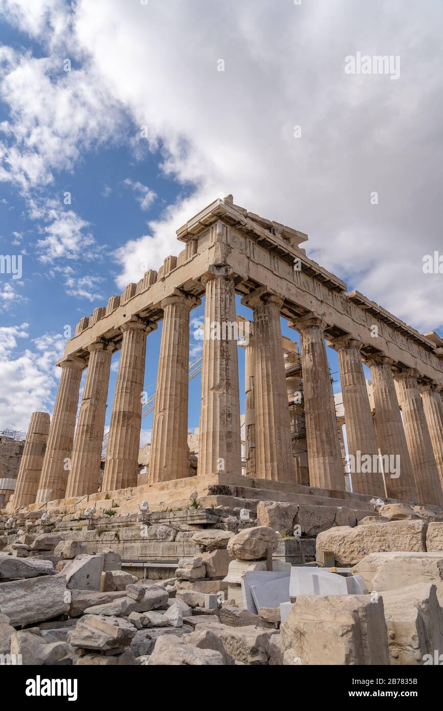 Angle d'angle du Parthénon sur la colline de l'Acropole lors d'une journée ensoleillée avec ciel bleu et nuages blancs en arrière-plan, Athènes-Grèce Banque D'Images