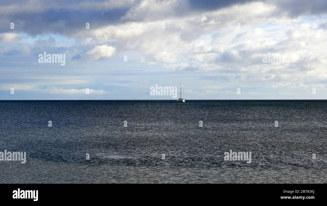 voilier solitaire sur la mer pendant qu'une tempête arrive Banque D'Images