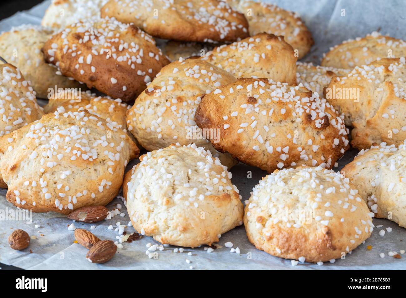 Gateau Aux Amandes Traditionnel Suedois Mandelkubbar Petits Pains Semi Doux Faits Maison Avec Amande Amere Sucre Carbonate D Ammonium Oeuf Beurre Sucre Photo Stock Alamy