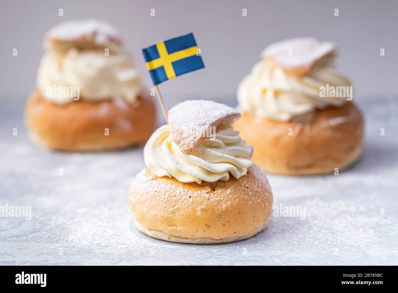 Semlor, fastelavnsbolle, fastlagsbulle. Petits pains traditionnels à base de cardamome crème scandinave avec pâte d'amandes. Décoré avec un drapeau suédois. Horizo Banque D'Images