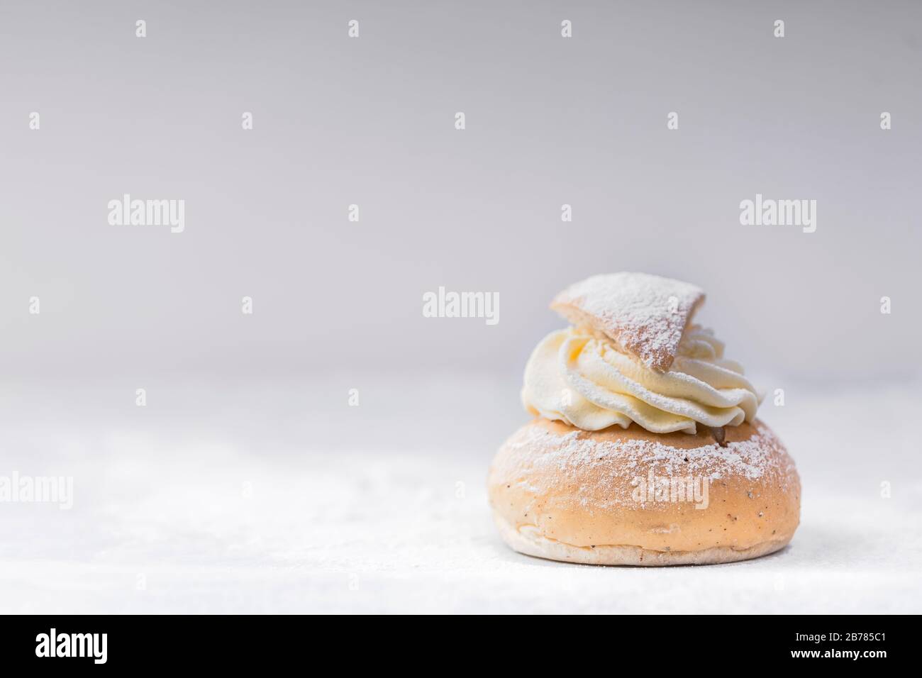 Semla,vastatukkel, fastelavnsbolle,fastlagsbulle, pain traditionnel scandinave et estonien. Pain cardamome crème avec pâte d'amandes. Blanc et Banque D'Images