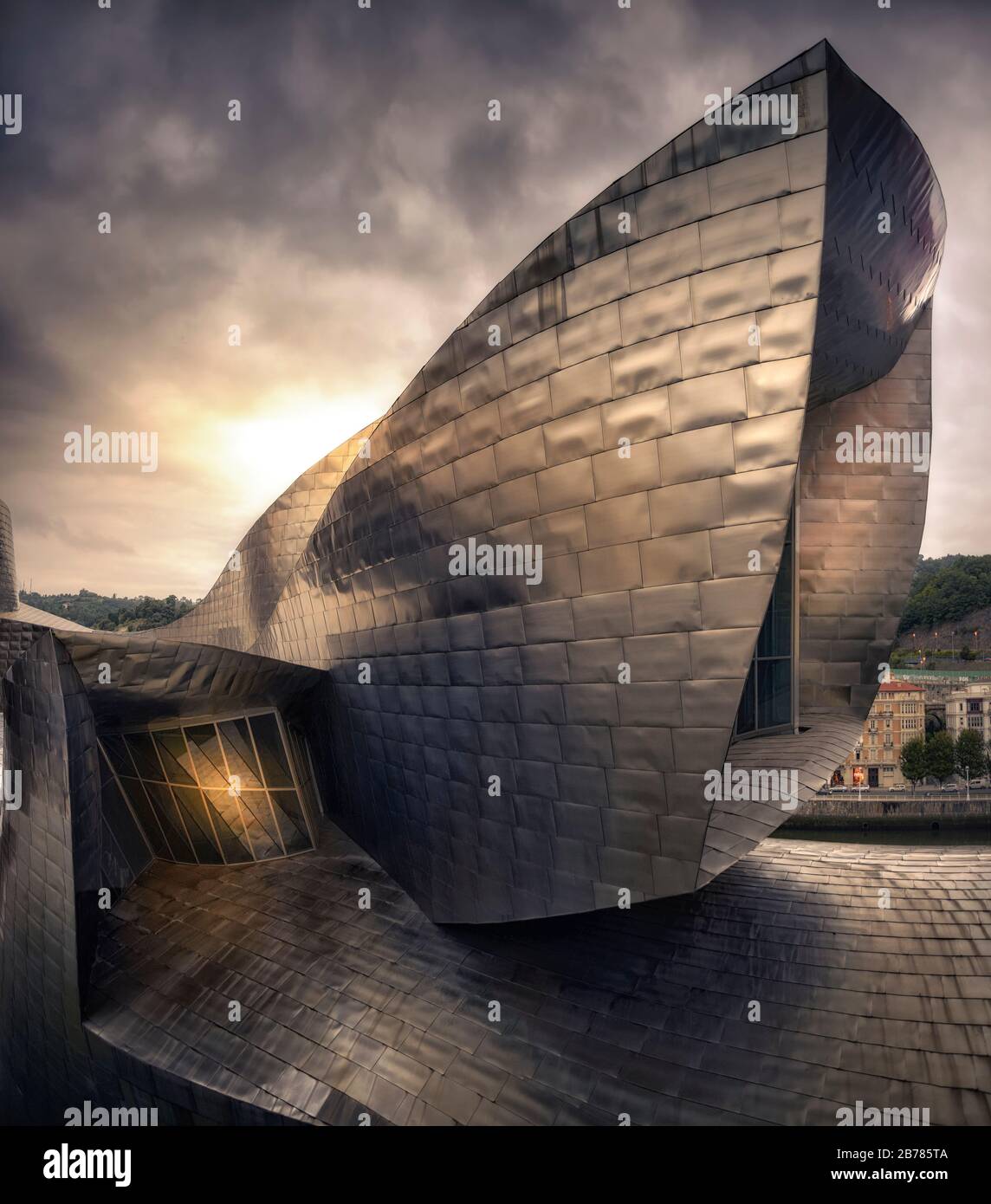 Vue sur l'art moderne et contemporain Musée Guggenheim au coucher du soleil, Bilbao, Pais Vasco, Espagne Banque D'Images