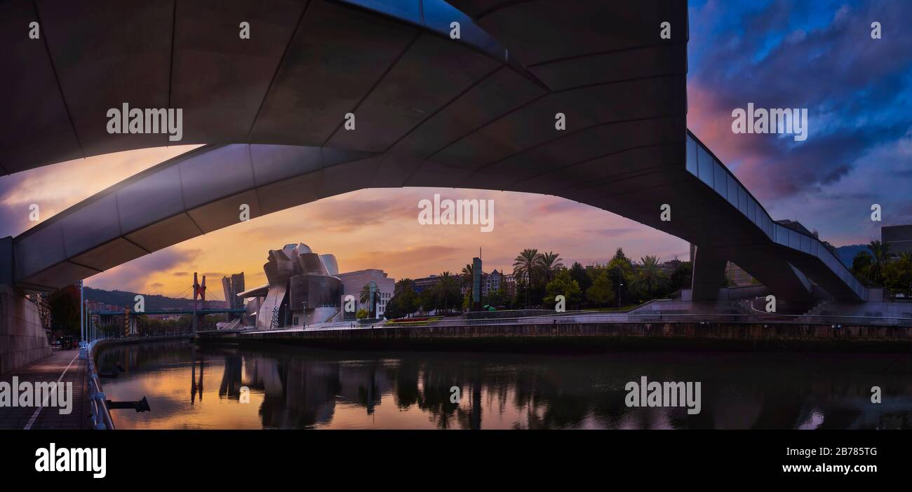 Vue sur l'art moderne et contemporain Musée Guggenheim au coucher du soleil, Bilbao, Pais Vasco, Espagne Banque D'Images