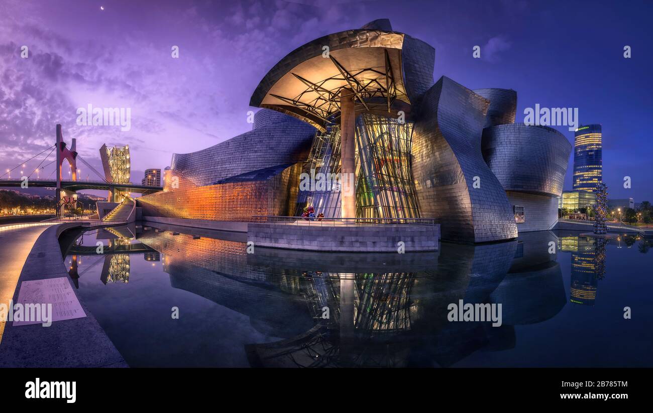 Vue sur l'art moderne et contemporain Musée Guggenheim au coucher du soleil, Bilbao, Pais Vasco, Espagne Banque D'Images