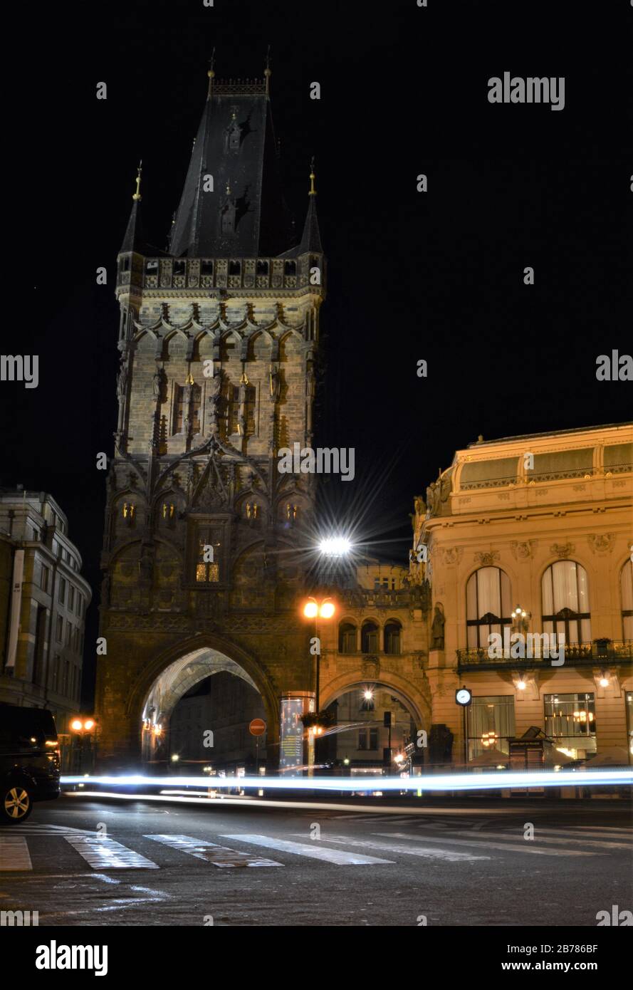 Tour en poudre avec un sentier léger la nuit, à Prague Banque D'Images