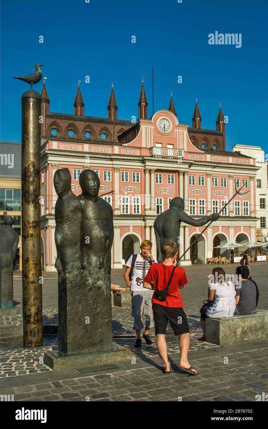 Jeunes à Mowenbrunnen (Fontaine de mouettes), statues de Waldemar Otto, 2001, Rathaus à Neuer Markt à Rostock, Mecklembourg-Poméranie-Occidentale Allemagne Banque D'Images