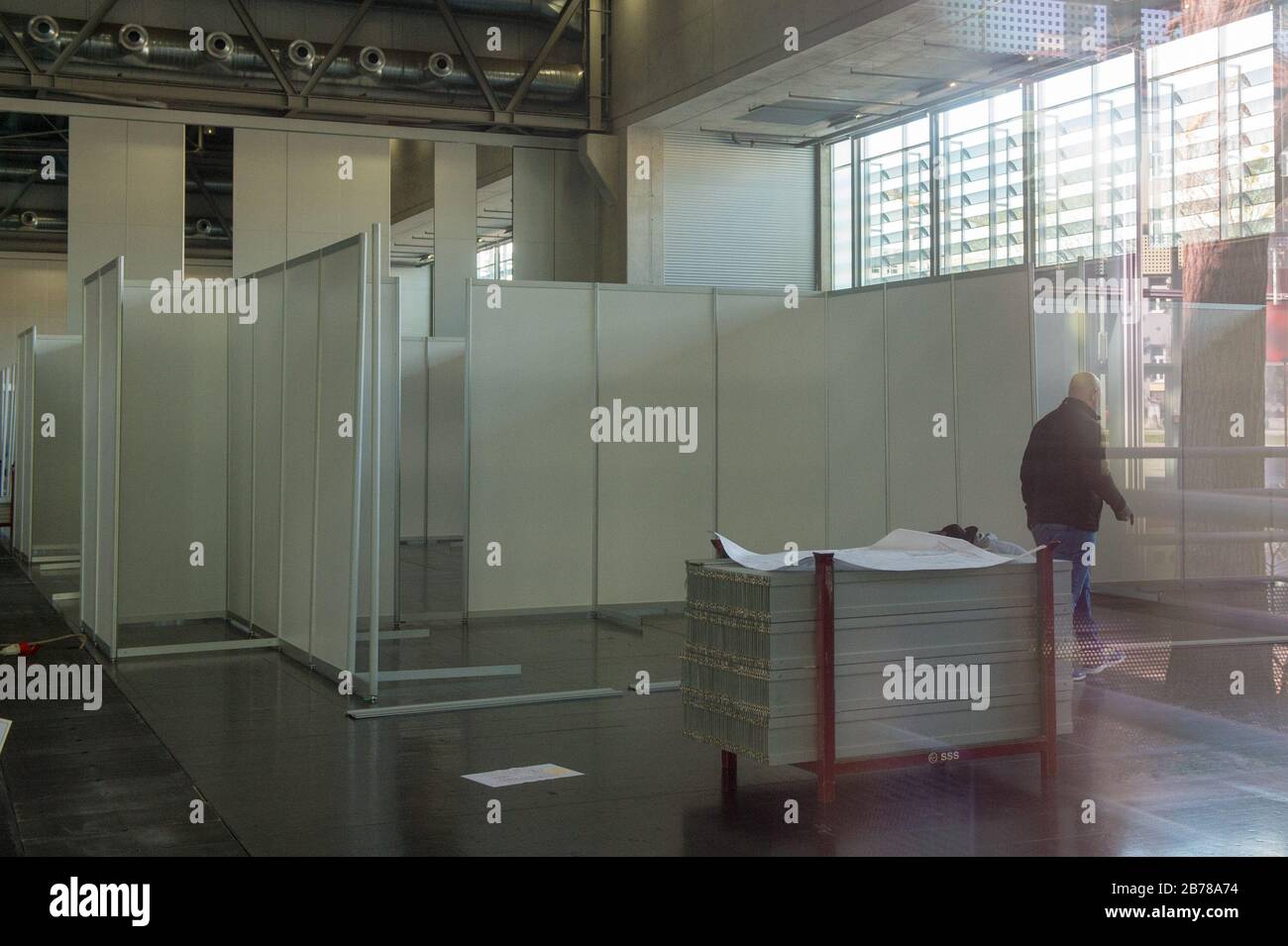 Vienne. 14 mars 2020. Photo prise le 14 mars 2020 montre l'intérieur de Messe Vienna, une grande salle d'exposition qui est transformée en hôpital temporaire pour les patients coronavirus à Vienne, Autriche. Selon les médias autrichiens, le hall des expositions Messe Vienna est en préparation pour un grand hôpital et 880 lits seront disponibles la semaine prochaine. L'établissement est destiné aux patients qui ont un cours doux de la maladie mais ne peuvent pas être soignés à la maison. Crédit: Guo Chen/Xinhua/Alay Live News Banque D'Images